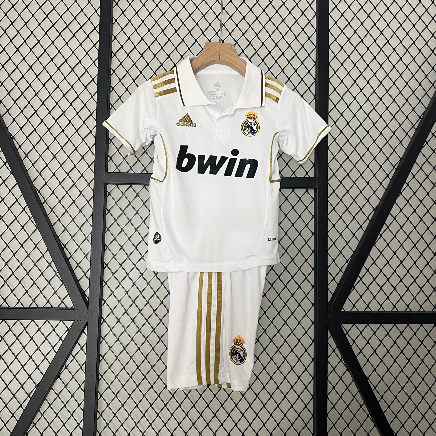 Kit Kids Retro Real Madrid Home Jersey 2011/12
