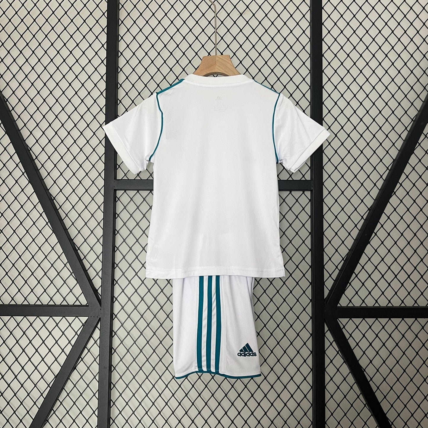 Kit Kids Retro Real Madrid Home Jersey 2017/18