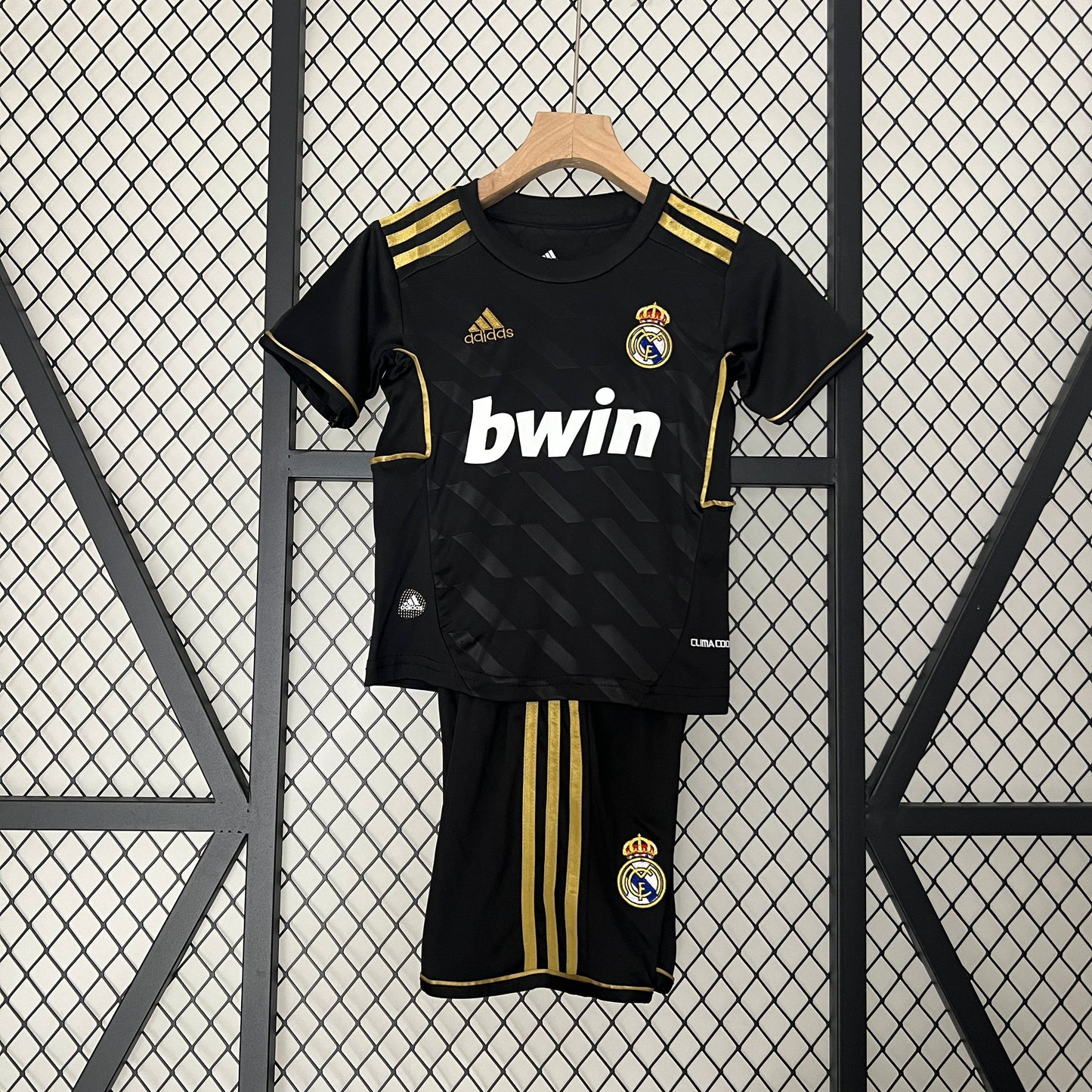 Kit Kids Retro Real Madrid Away Jersey 2011/12