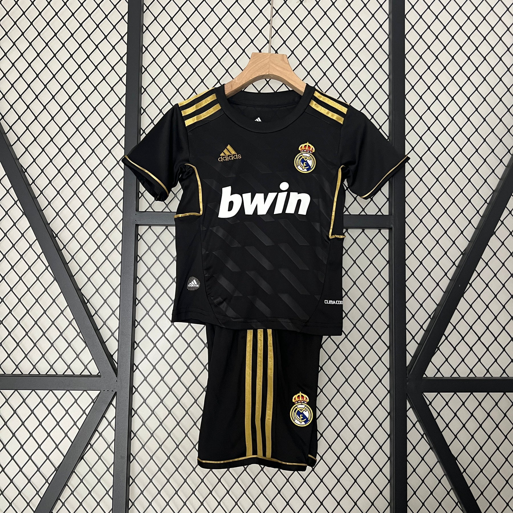 Kit Kids Retro Real Madrid Away Jersey 2011/12